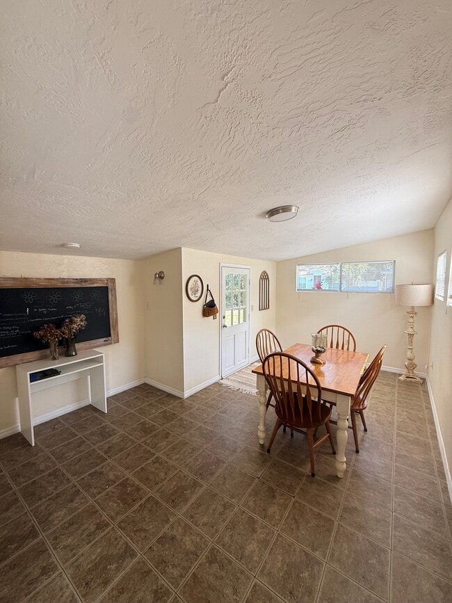 Photo - 727 Bay St