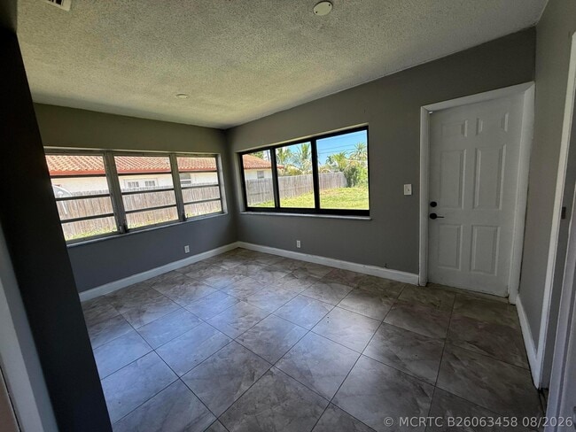 Photo - 160 NW 15th St