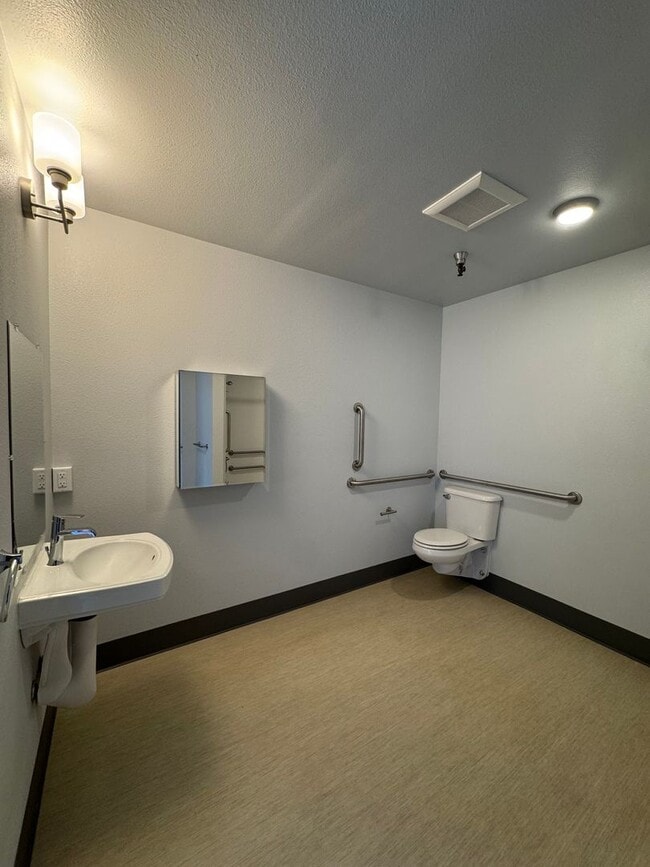 Building Photo - 2 bed 2 bath unit - ALL UTILITIES PAID - A... Rental