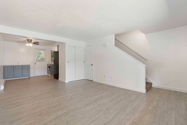 Spacious 1-Bedroom with Parking in Scenic ... - Spacious 1-Bedroom with Parking in Scenic ... Casa Adosada