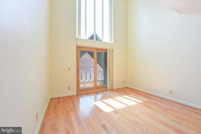 Building Photo - 115 N Lee St Unit BH208