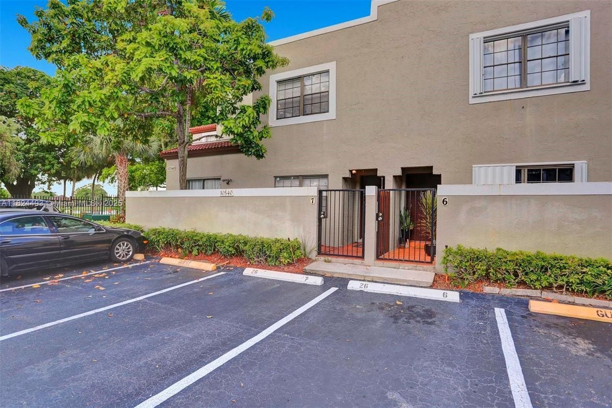 Photo - 10540 SW 154th Ct Casa Adosada