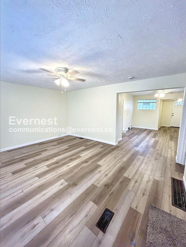 Photo - 1050 Holmden Ave