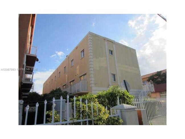 Photo - 928 SW 3rd St Unidad 207