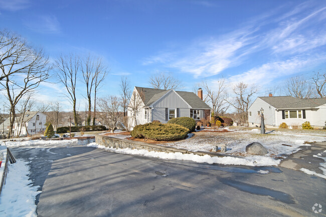 Building Photo - 23 Stanley Cir Unit 1 Rental