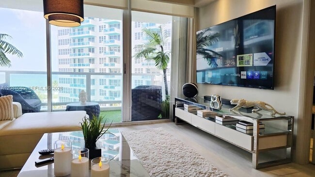 Building Photo - 5151 Collins Ave Unit 726