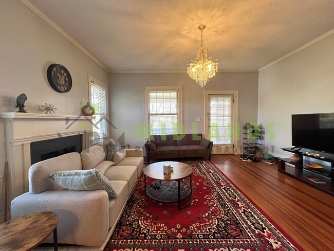 Photo - 2417B Clark Street