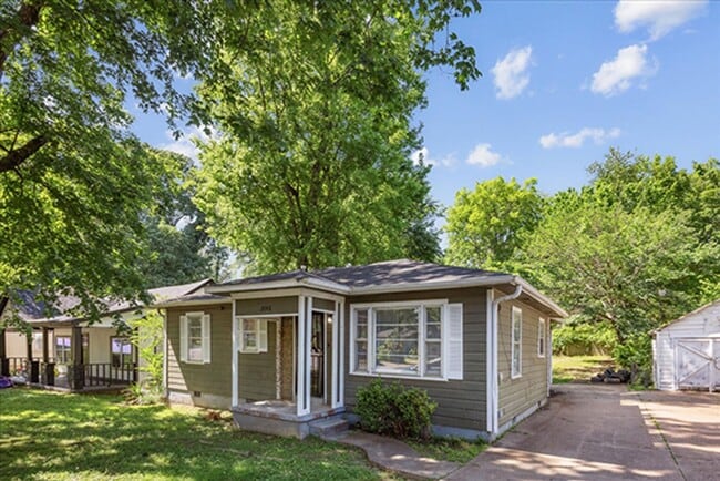Photo - 2048 Whitney Ave