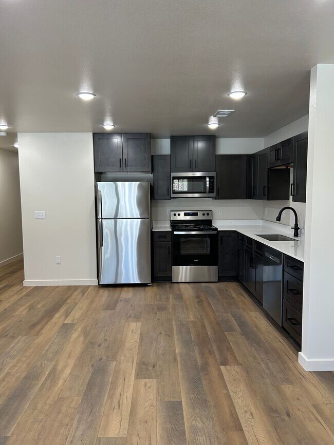 Photo - 705 W 12th St Unit B