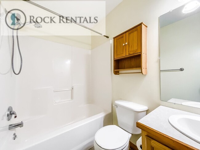 Photo - Beautiful 3 Bed 2 Bath Home in Quiet Neighborhood