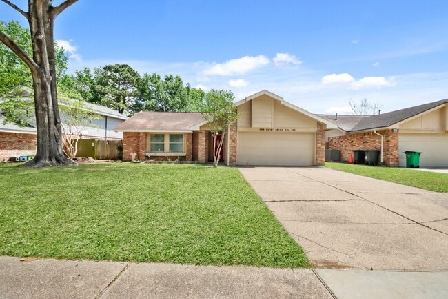 Photo - 18726 Droitwich Dr