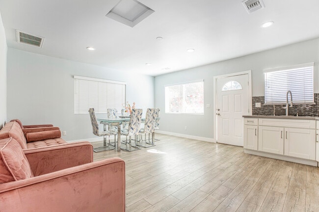 Photo - 10563 Vinedale St