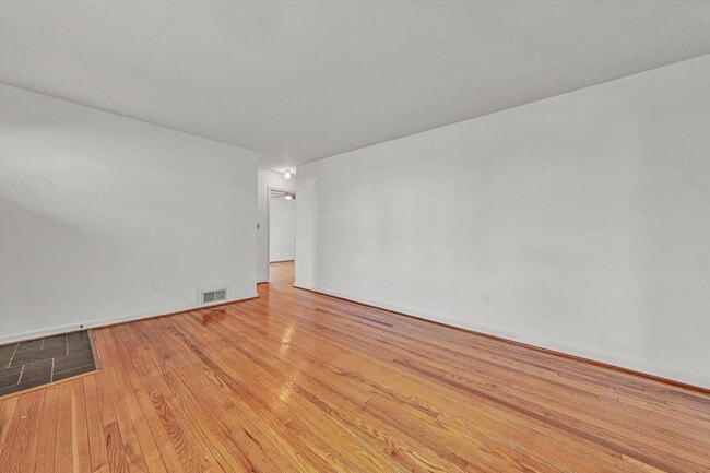 Photo - 2779 Derwent Dr SW