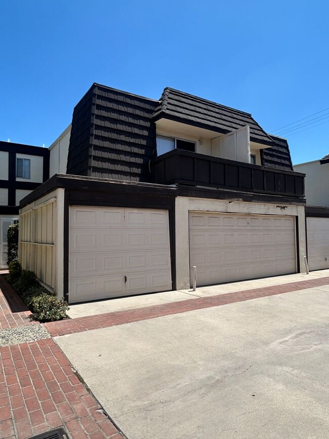 Building Photo - Spacious 2-bedroom with bonus room townhom... Rental