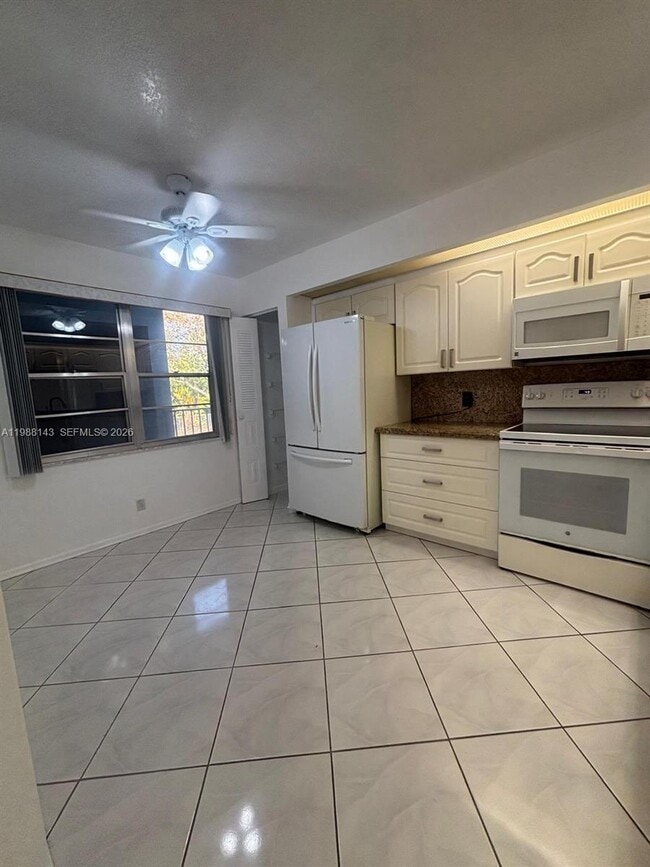Photo - 12600 SW 5th Ct Unidad 208L
