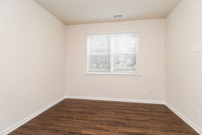 Photo - Beautiful 3BR 3.5BA Townhome w/ Full Appliance Kitchen Garage Parking in University