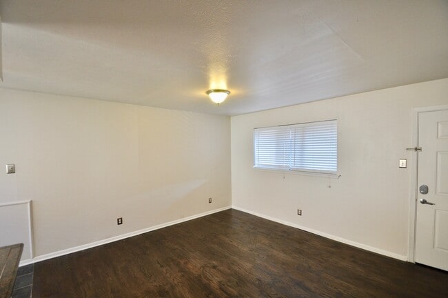 Photo - Holland Court Apartments