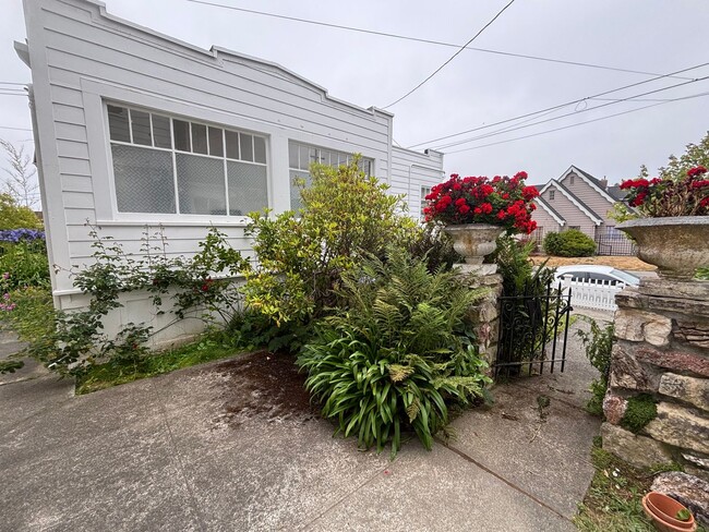 Building Photo - 1 bedroom Victorian with garage Rental
