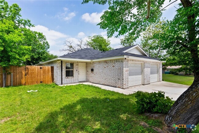 Building Photo - 2011 Wood St Rental