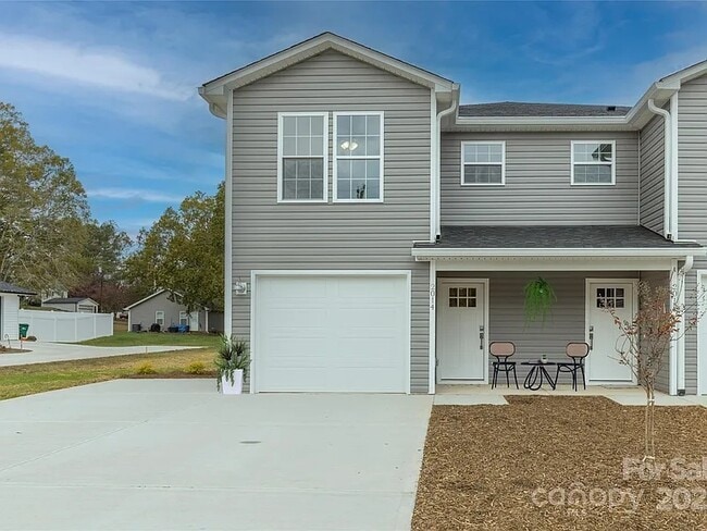 Building Photo - 2014 Crown Point Dr Rental