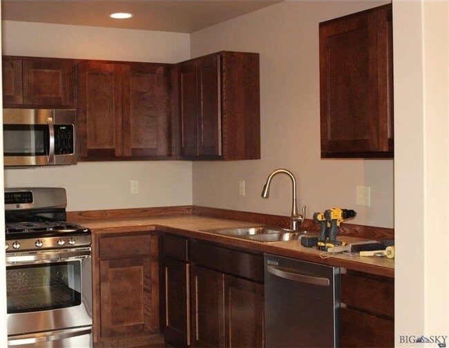 Photo - 3 Bed 2.5 Bath in Belgrade with attached double garage