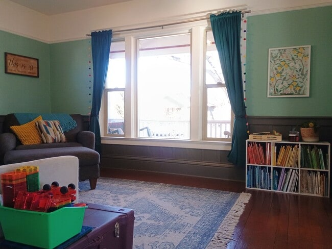 Building Photo - Spacious Craftsman in the Heart of North Spokane