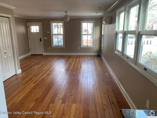 Building Photo - 233 Robinson St Rental