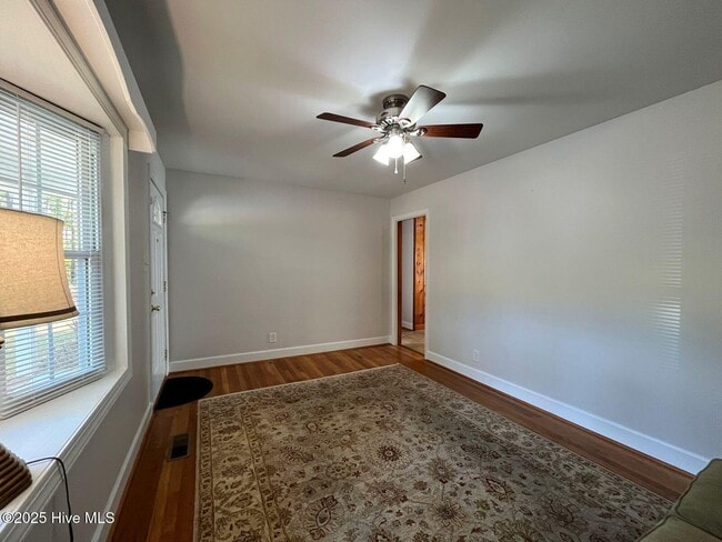 Photo - 527 Oldham Rd