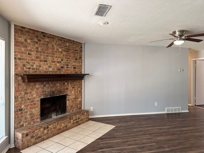Photo - 3 Bedroom / 2 Bath / 2 Car Garage in Quiet...