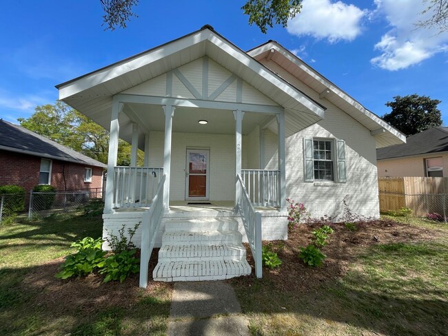 Photo - Large 2/1 House in Celanese- $1,495