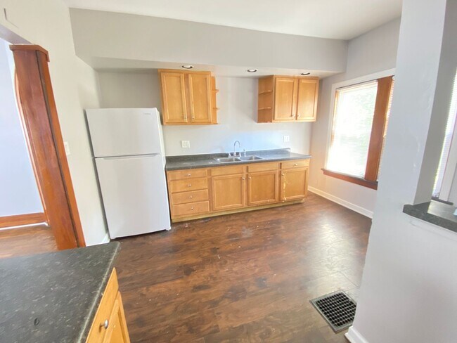 Photo - 8 E Hillcrest Ave Unit 2820 N Main St.