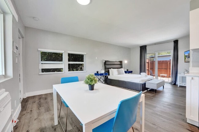 Building Photo - 3204 NE 9th St