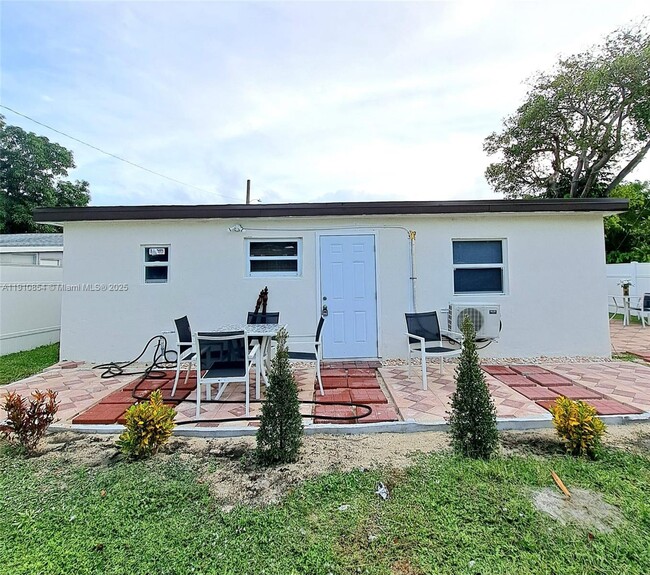 Building Photo - 2215 Mayo St Unit E1/Rear