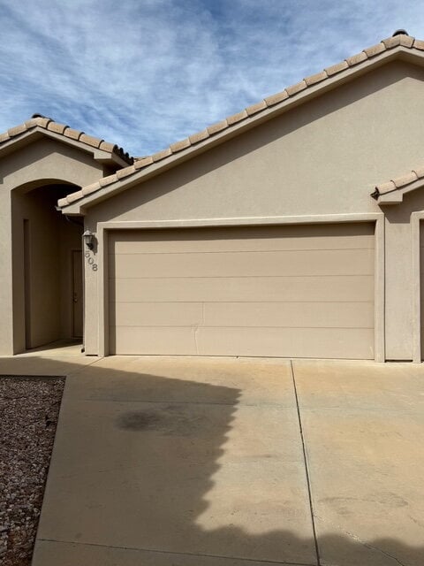 Building Photo - Well-maintained 3 bed/2 bath condo near Sk...