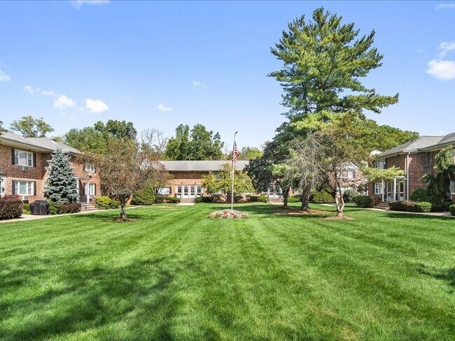 Photo - Madison Mall on Main Luxury Apartments