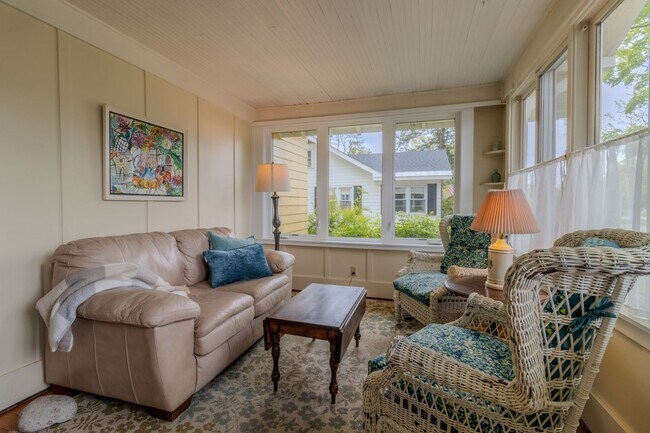 Photo - Fully-Furnished Retreat in the Heart of Su...