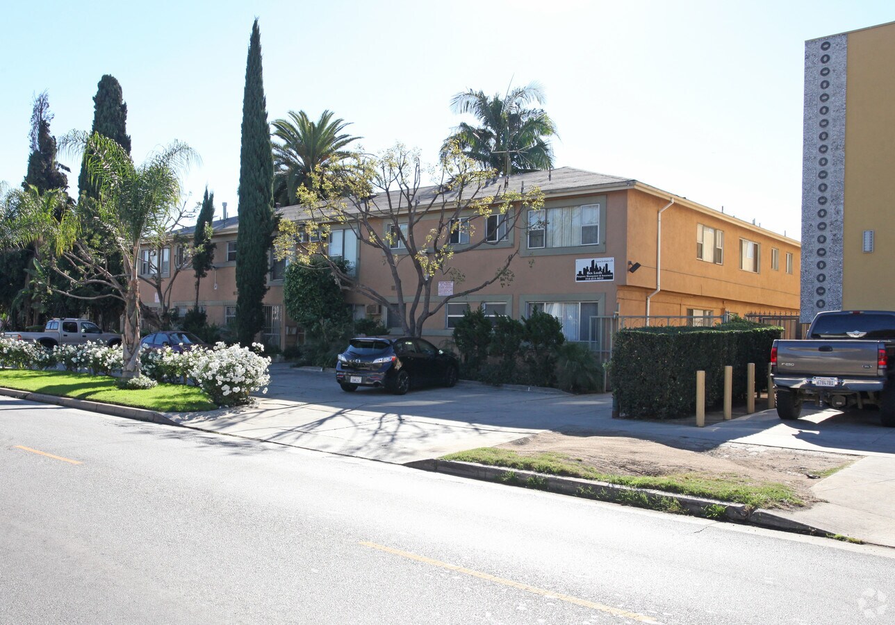 Photo - 6566 Fountain Ave