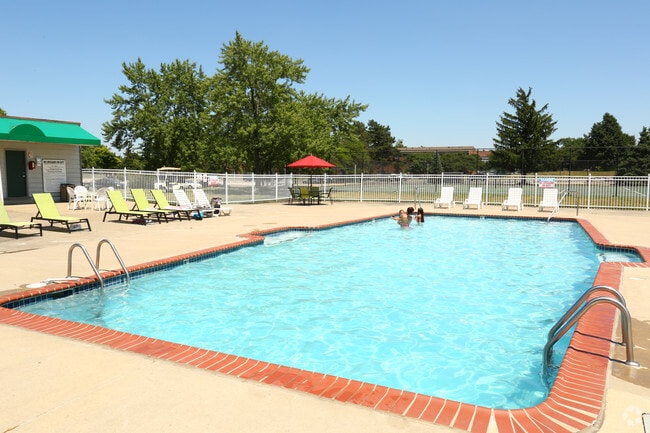 Outdoor Swimming Pool - Village Green of Lansing Apartments