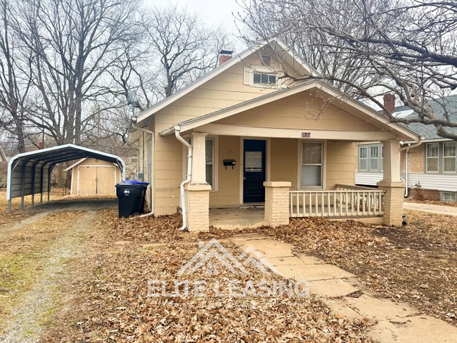 Building Photo - Charming 2 Bedroom Home with Hardwood Floors
