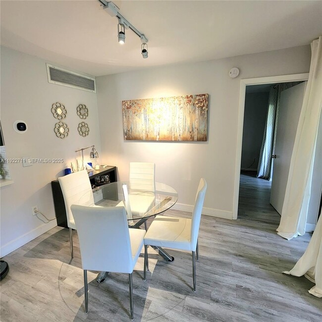 Photo - 20240 NE 3rd Ct Unit 7