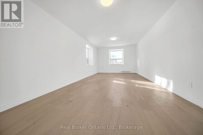 Photo - 61 Vanier Dr