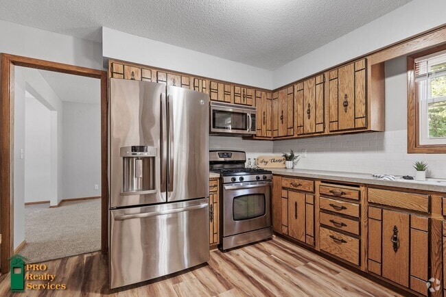 Building Photo - 4 Bedroom Home in Burnsville