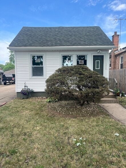 Building Photo - 13709 S School St