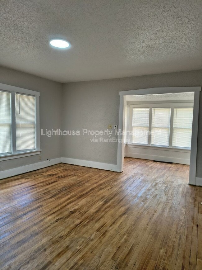 Photo - 3040 Temple St