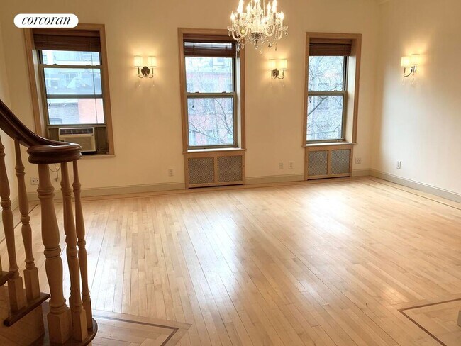 Photo - 25 W 70th St