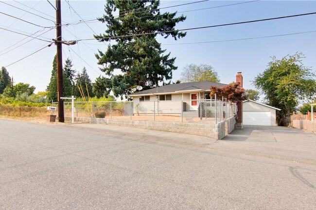 Apartamento en sótano con luz natural en un tranquilo barrio residencial. - 4300 S 140th St