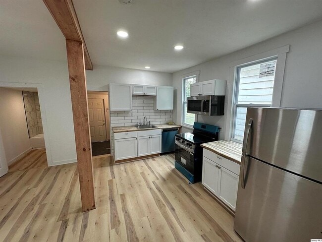 Photo - 836 Adams St