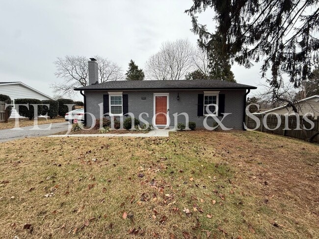 Building Photo - Modern Comfort with a Fenced Yard in Winston-Salem