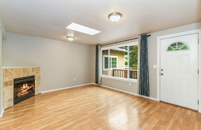 Photo - Kirkland Rambler for rent! Contact Jennifer for a showing 4252238096