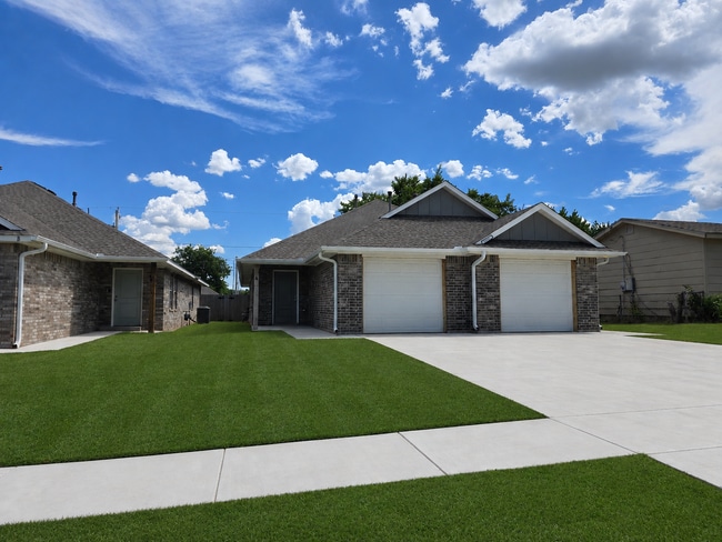 Building Photo - Cozy 2-Bed Duplex in Lawton - Move-In Ready
